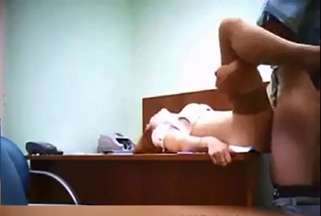 Секс с секретаршей в кабинете на скрытую камеру