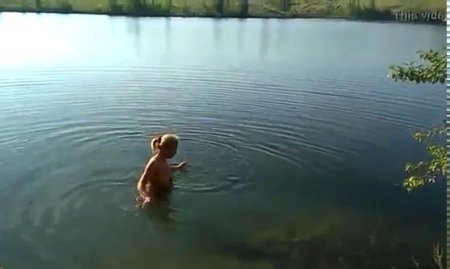 Русская красотка жена купается голышом в пруду