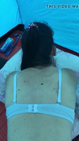 Мужик ебет в палатке зрелую бабу и снимает на телефон жесткий секс крупным планом