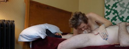 Пожилая тёща не смогла устоять перед напором зятя и дала ему ебать пока дочери не было дома