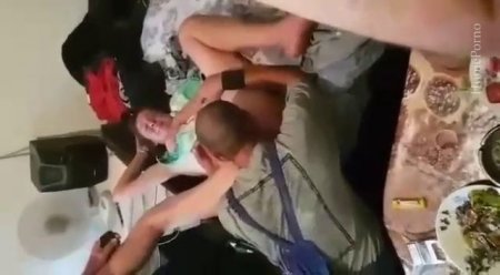 Мужики снимают как их друг лижет пьяной бабе пизду