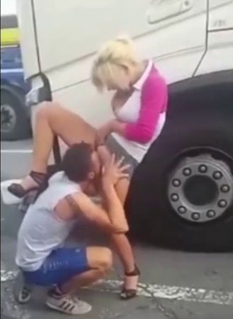 Реальное порно где дальнобойщик лижет киску девушке перед своими друзьями