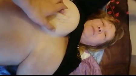 Пьяная женщина позволяет ласкать свои большие сиськи на кровати