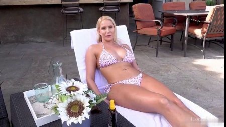 Зрелая блондинка с большой грудью соблазнила парня у бассейна на секс
