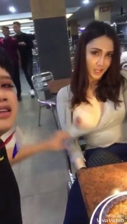 Засвет большой груди подруги в кафе на телефон