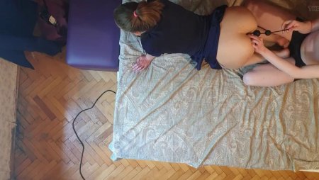 Муж вставляет и вытаскивает анальные шарики из попки жены